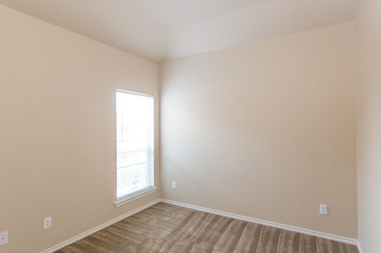 1407 Piedmont Dr - Photo 3 of 10