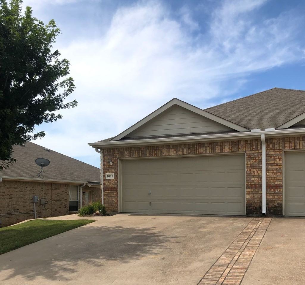 1017 Newcastle Dr - Photo 3 of 12