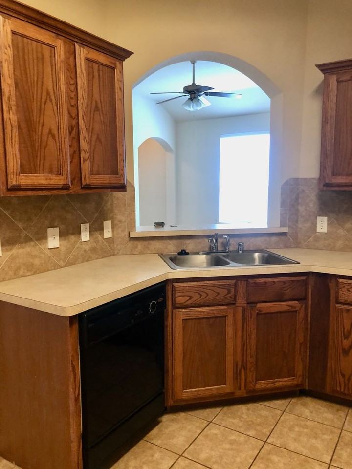 1017 Newcastle Dr - Photo 6 of 12