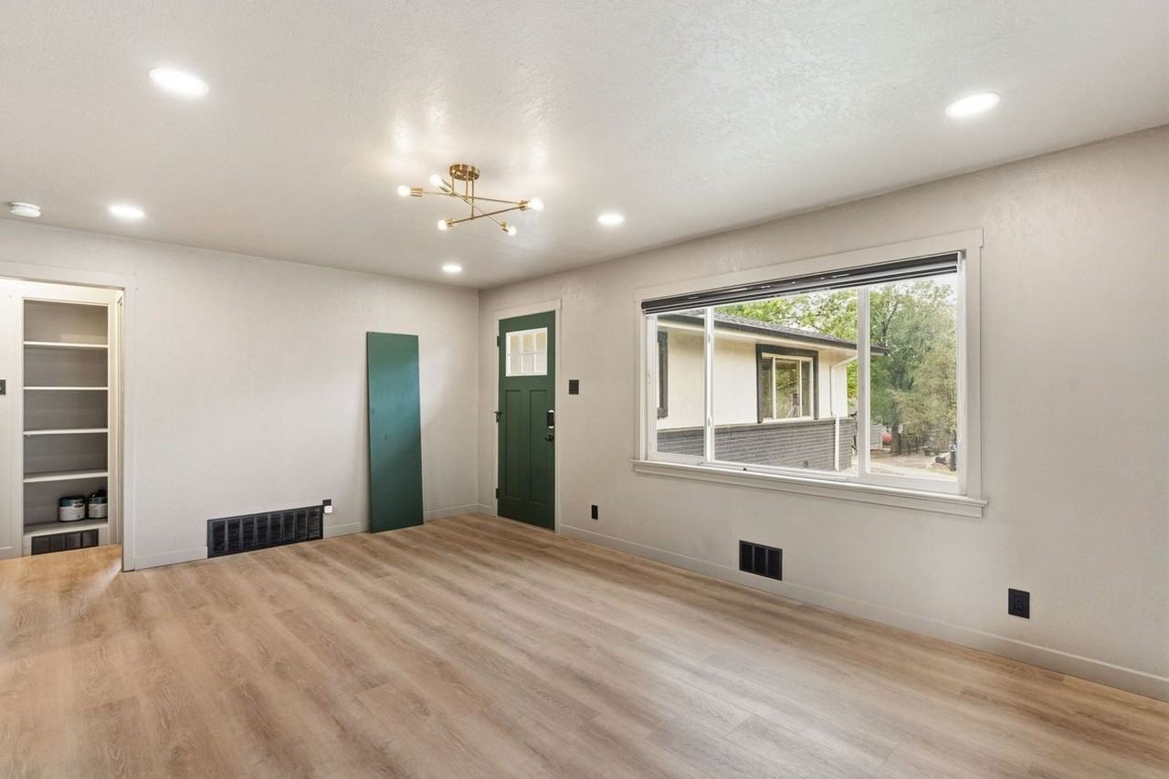 405 Wilhelmia Ave - Photo 3 of 19