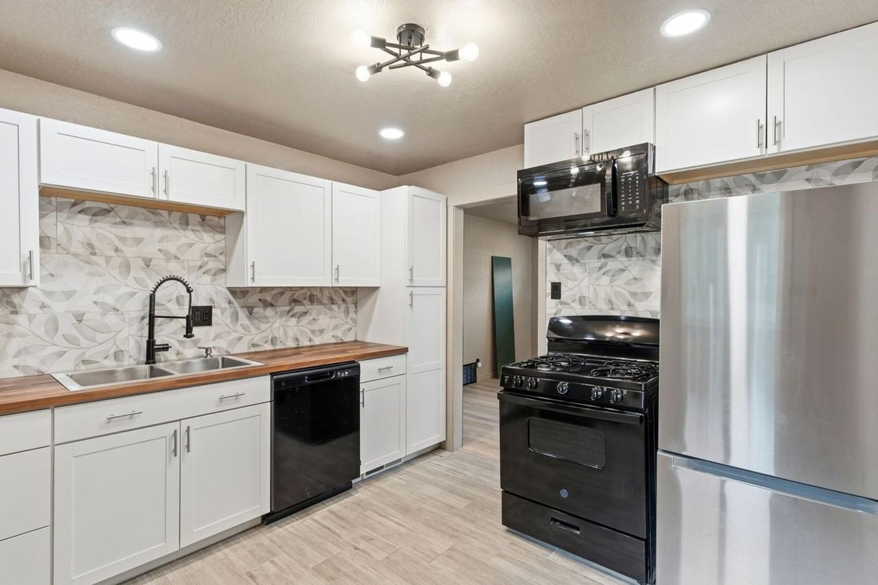 405 Wilhelmia Ave - Photo 5 of 19