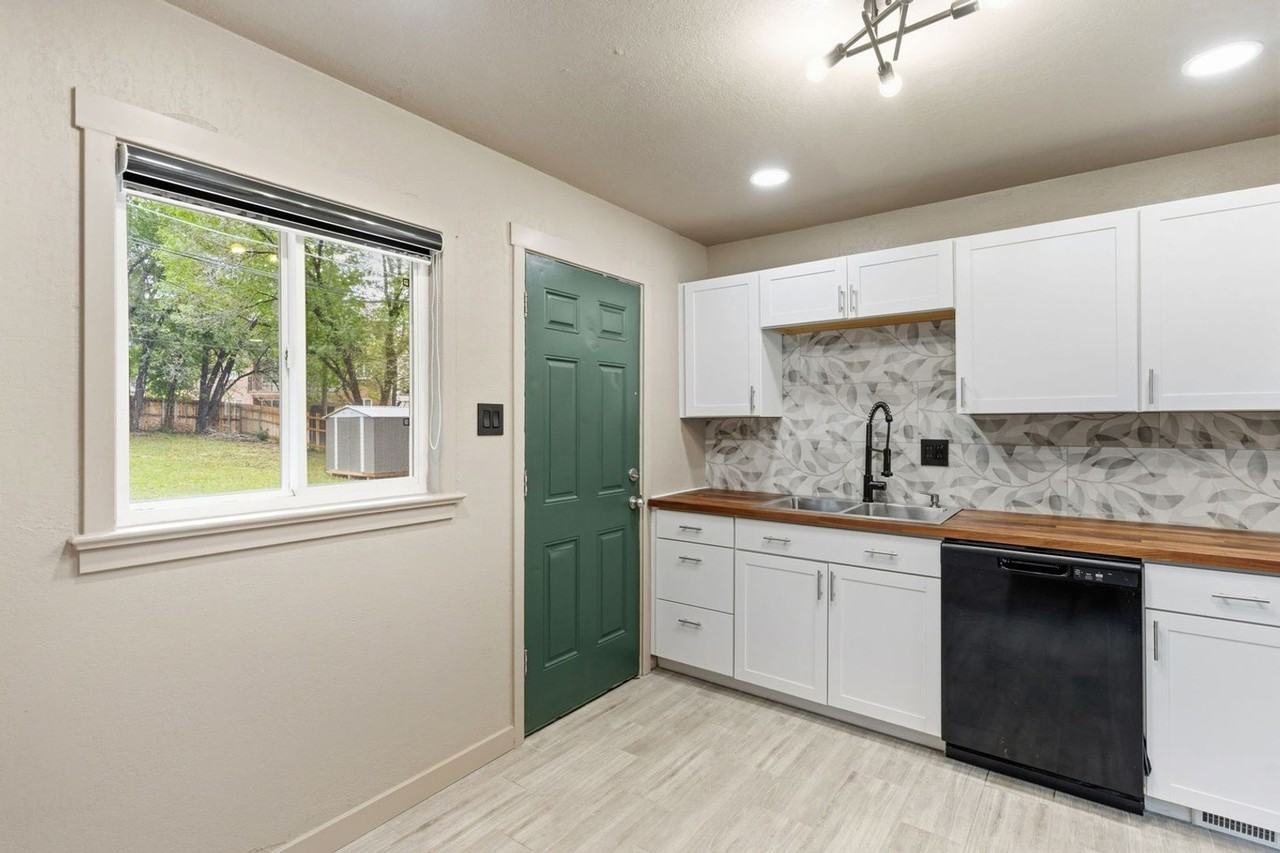 405 Wilhelmia Ave - Photo 6 of 19