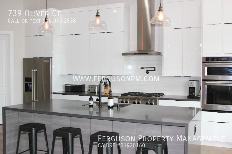739 Oliver Ct - Photo 3 of 13