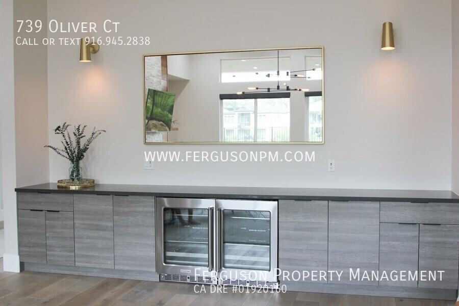 739 Oliver Ct - Photo 4 of 13