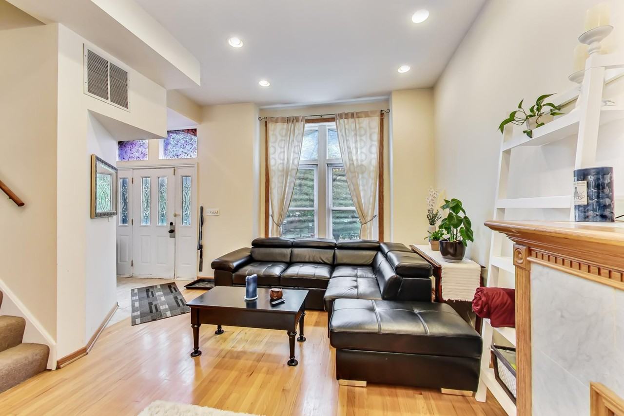733 N Hoyne Ave #1 - Photo 3 of 25