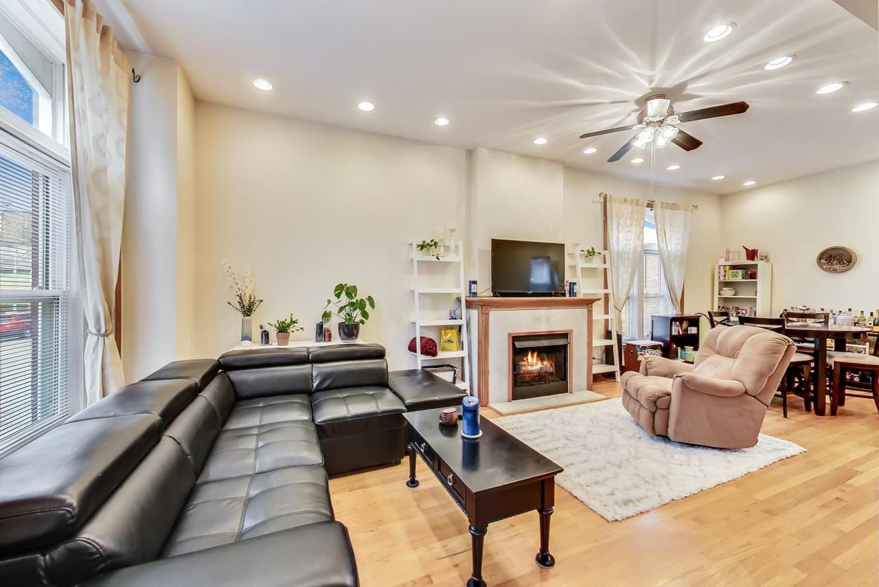 733 N Hoyne Ave #1 - Photo 4 of 25