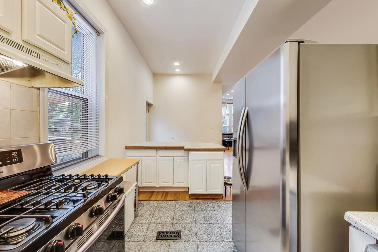 733 N Hoyne Ave #1 - Photo 7 of 25