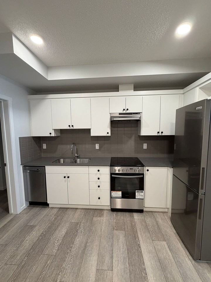 1435 205 St Nw - Photo 2 of 13