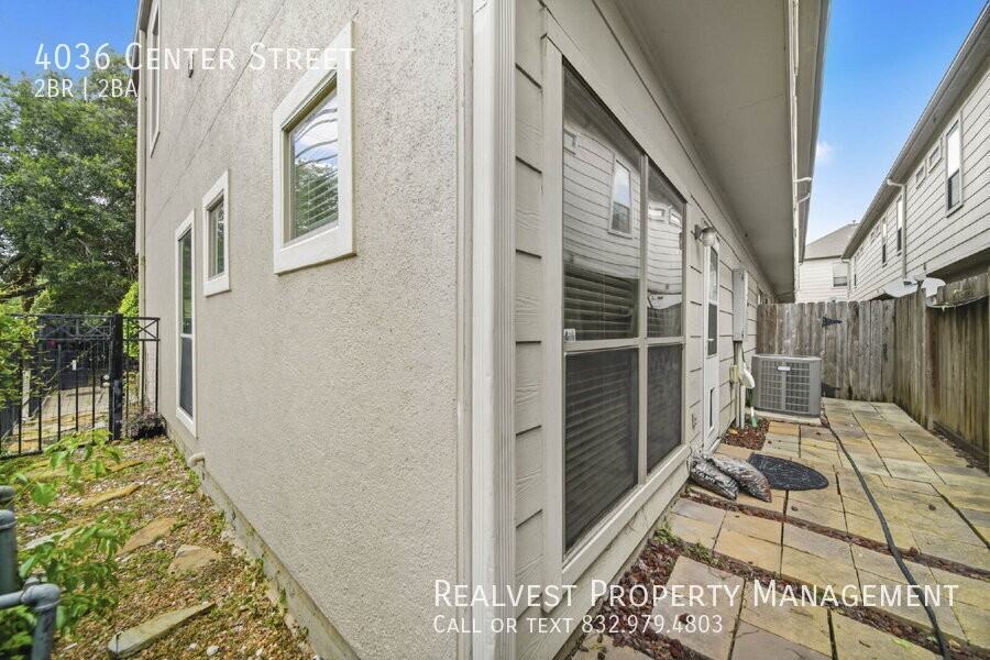 4036 Center St - Photo 4 of 25