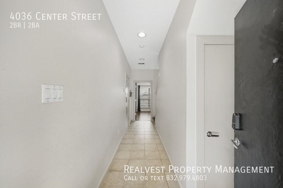 4036 Center St - Photo 5 of 25