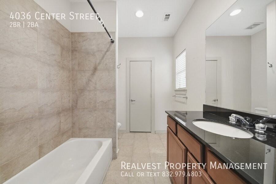 4036 Center St - Photo 7 of 25