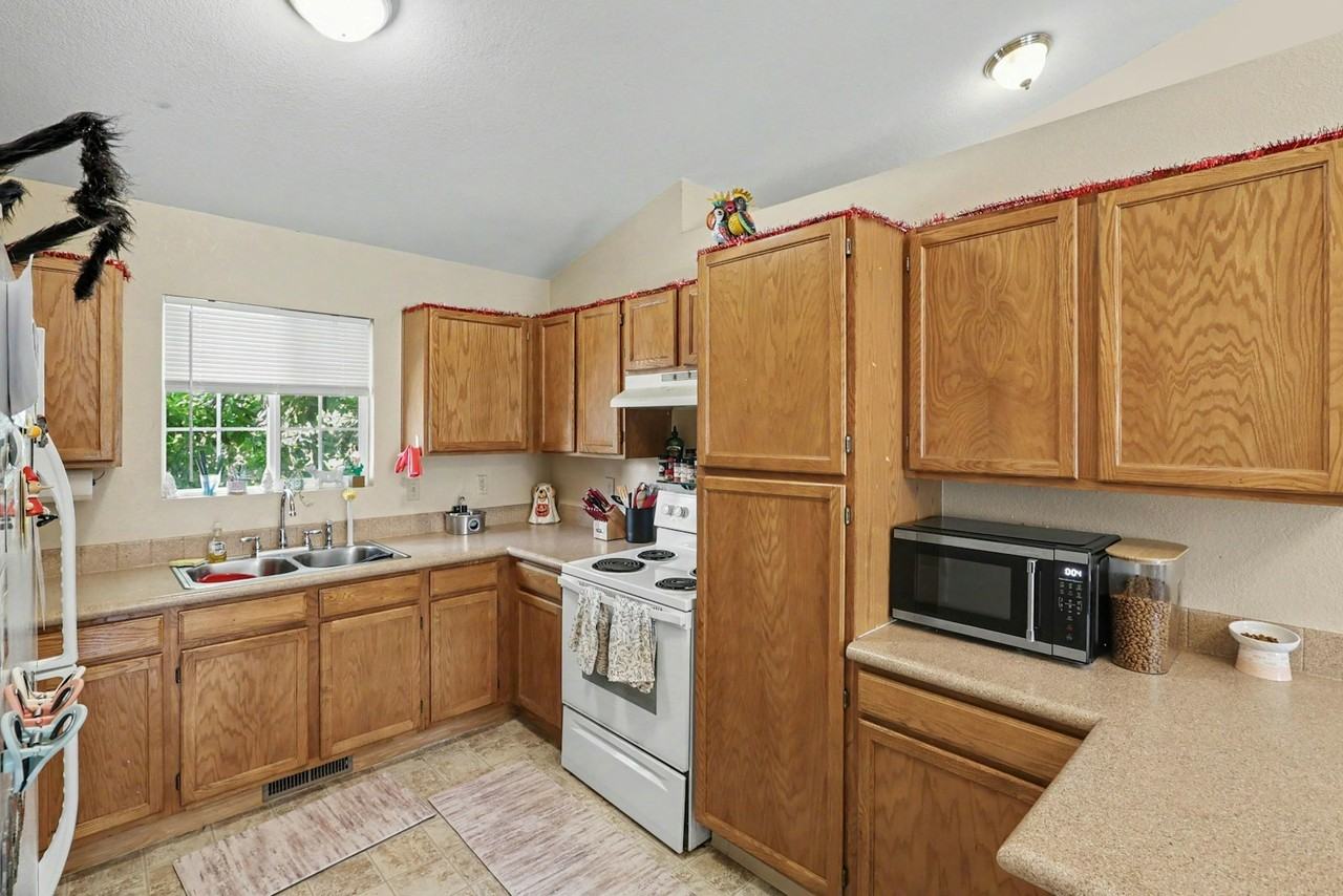 4787 Sunvalley Drive - Photo 3 of 15
