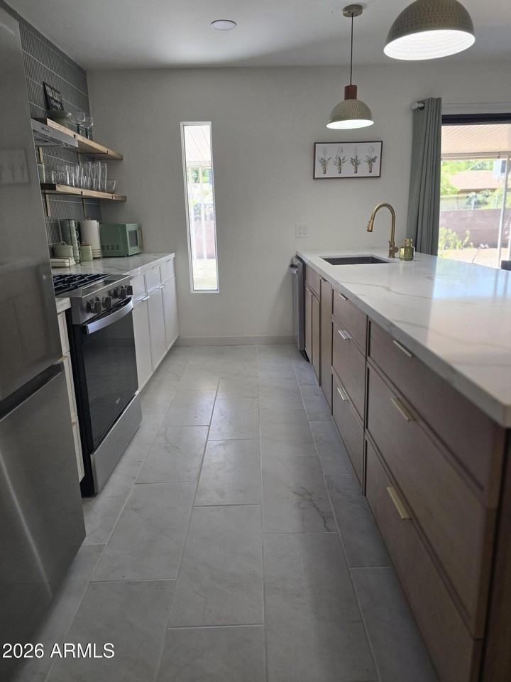 1011 E Ash Dr - Photo 3 of 11