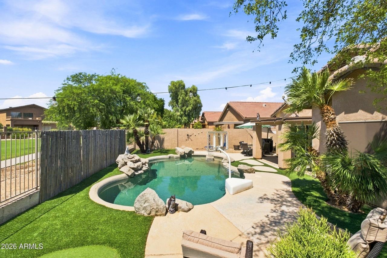 15341 W Maui Ln - Photo 2 of 28