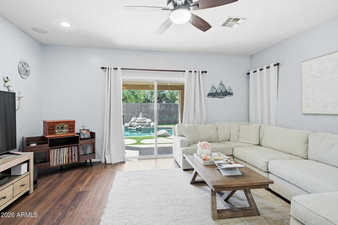 15341 W Maui Ln - Photo 4 of 28
