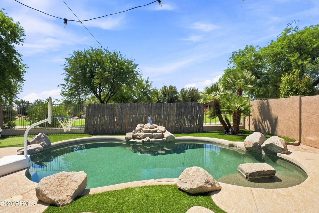 15341 W Maui Ln - Photo 6 of 28
