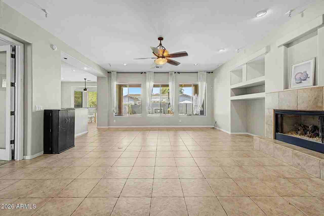 1902 E Desert Ln - Photo 2 of 36