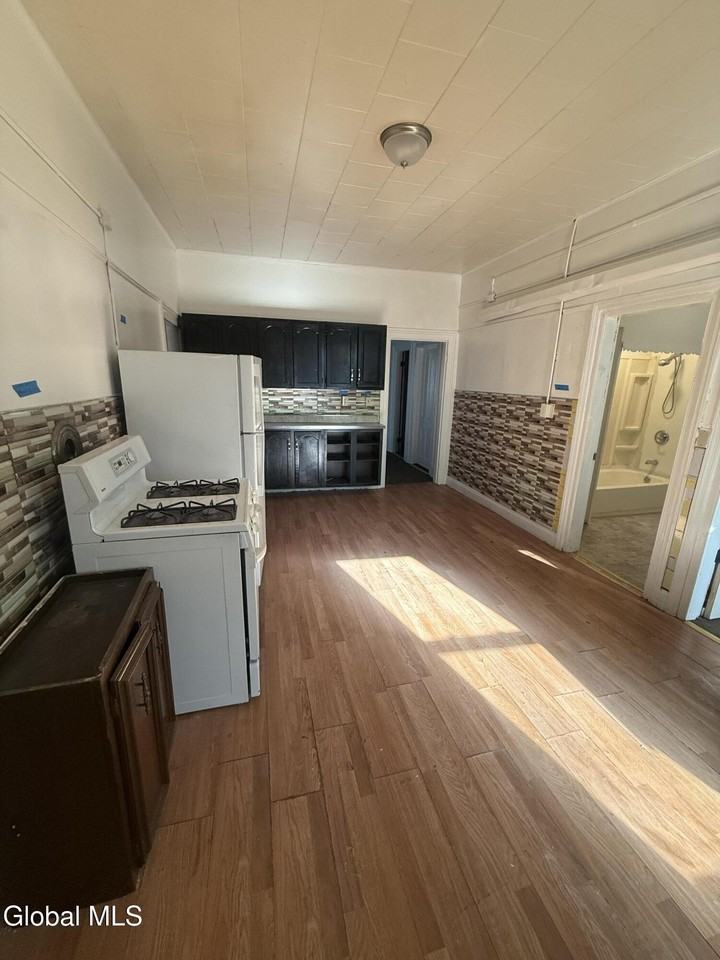 486 4th St - Photo 6 of 26