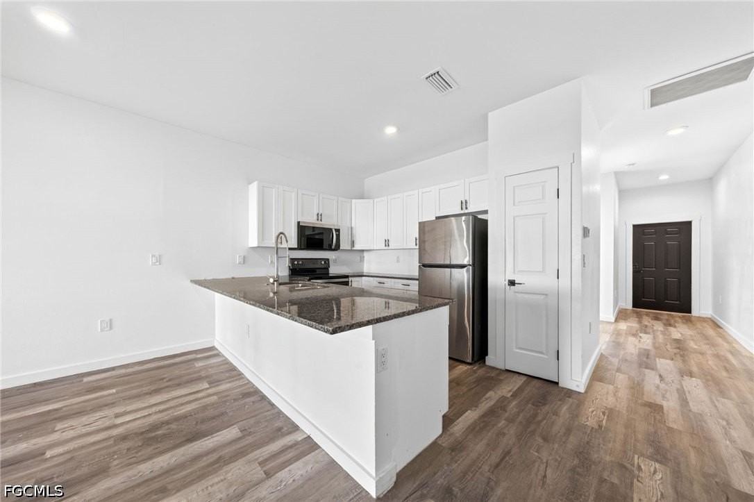 1530 Gilbert Ave S - Photo 4 of 26