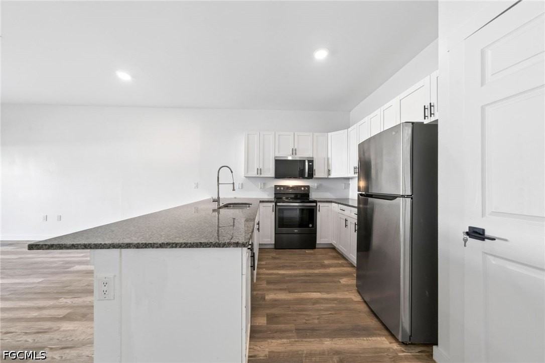 1530 Gilbert Ave S - Photo 5 of 26