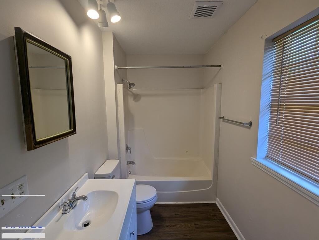 979 Live Oak Dr - Photo 2 of 8