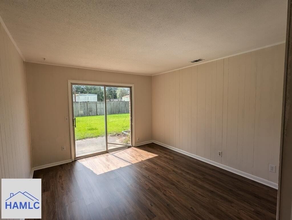 979 Live Oak Dr - Photo 3 of 8