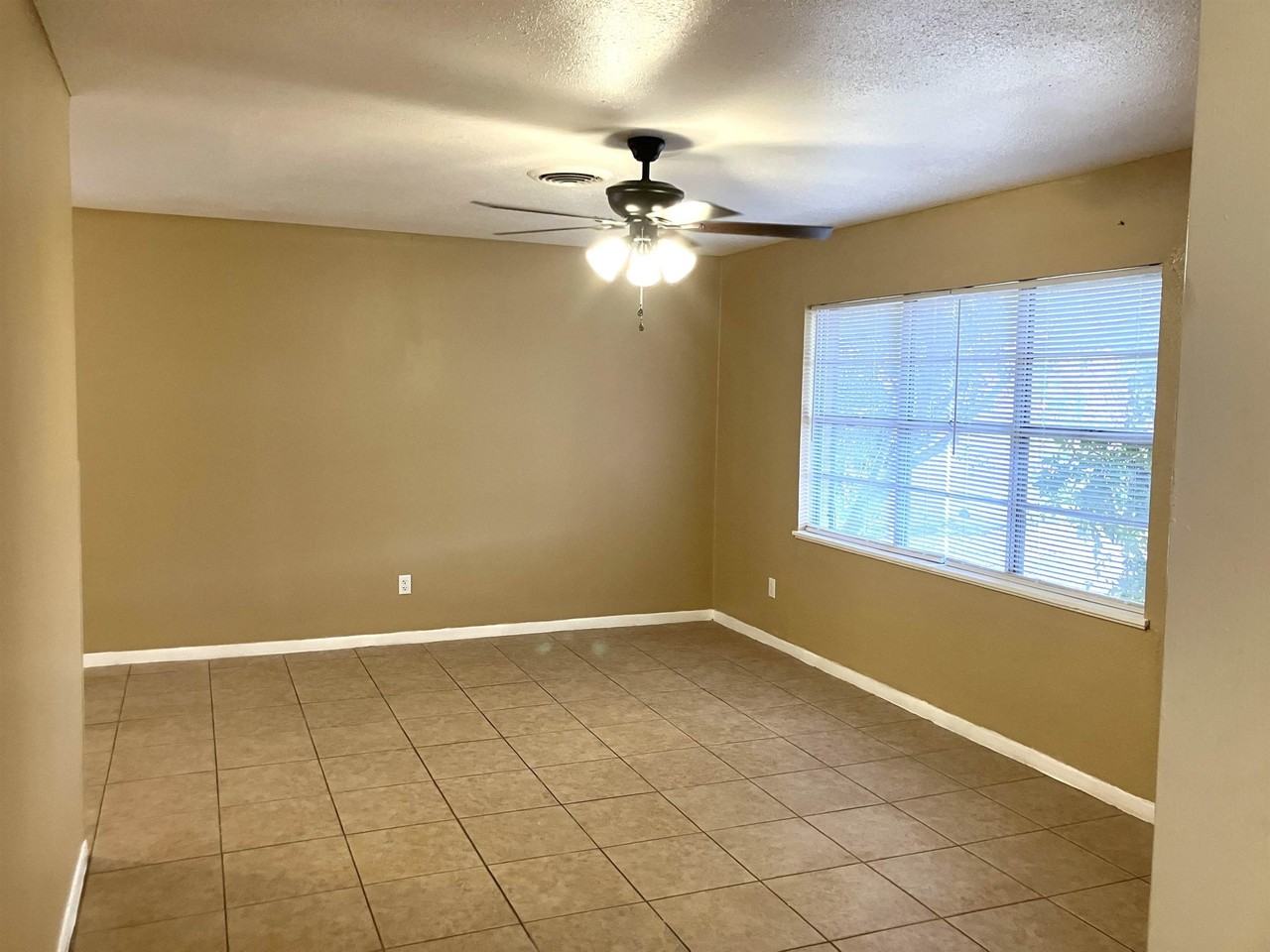 1112B Northwood Dr - Photo 3 of 29