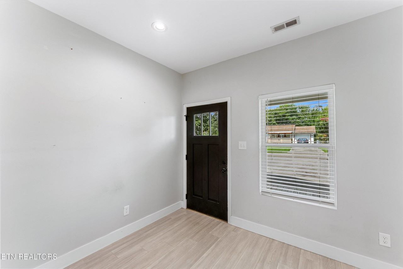 5004 Knoxwood Dr - Photo 5 of 37