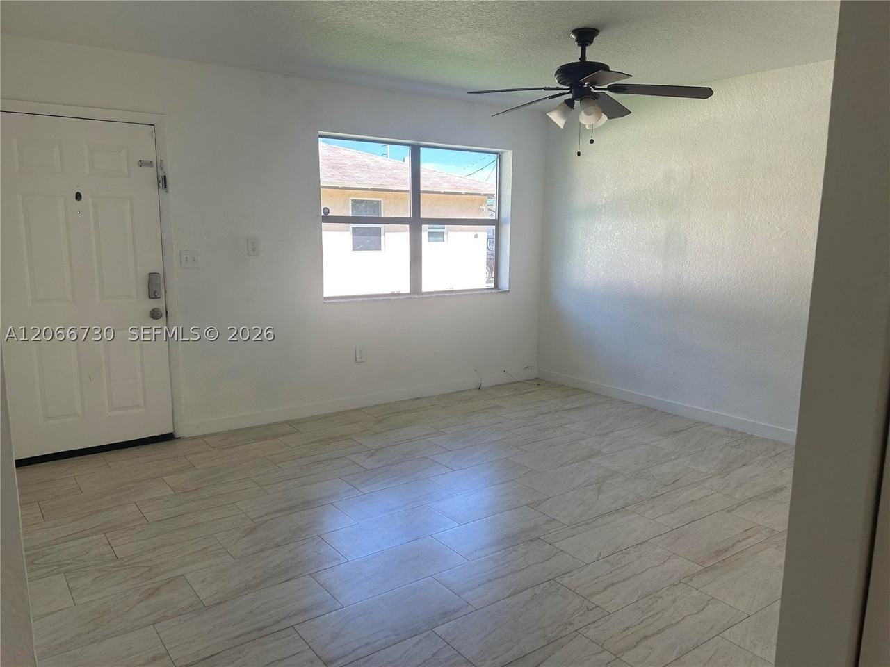 2124 Thomas St #2126 - Photo 3 of 21