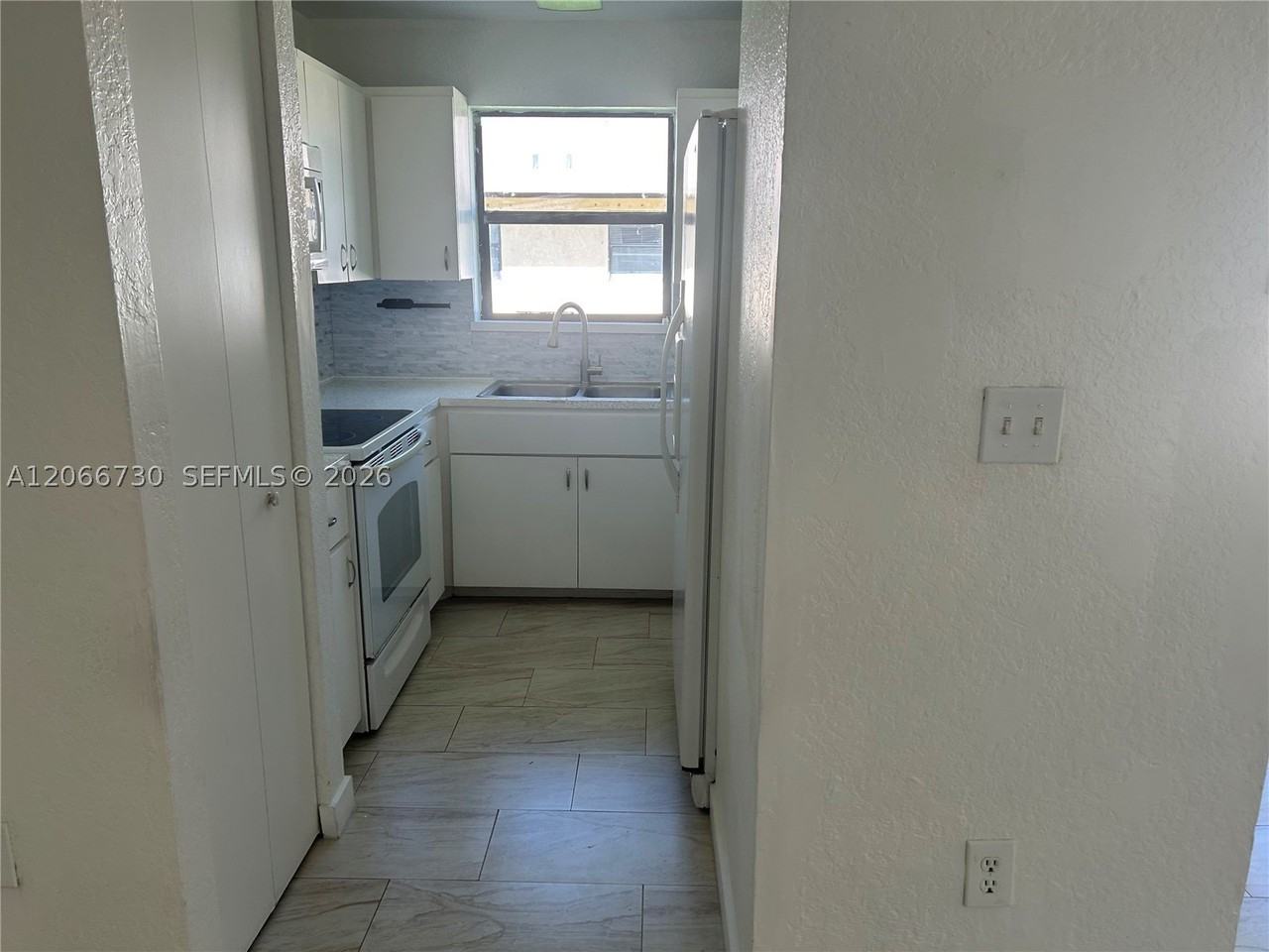 2124 Thomas St #2126 - Photo 6 of 21