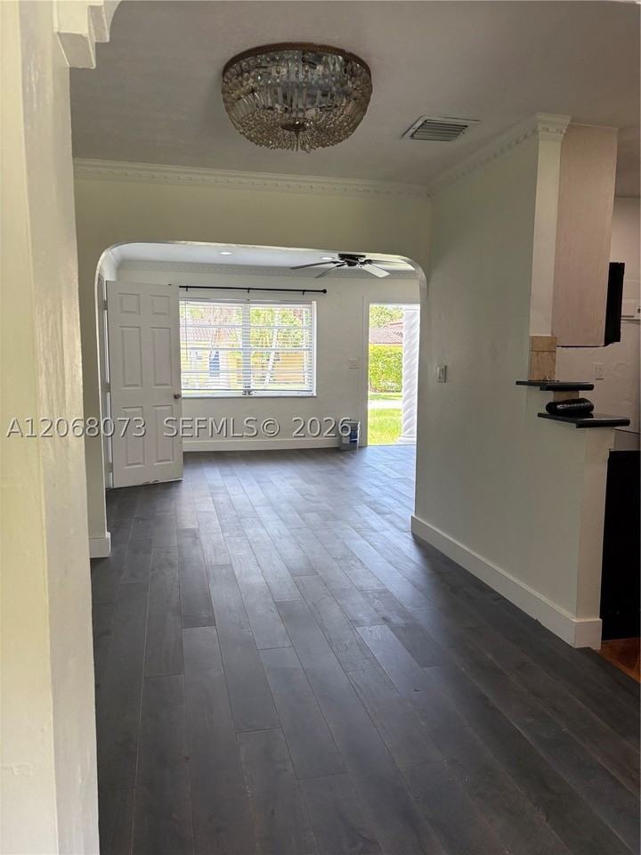 1422 Wiley St - Photo 3 of 16