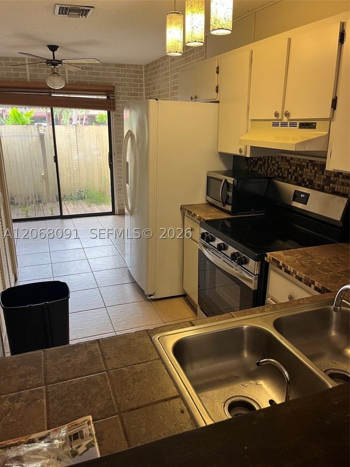 463 Se 14th St #463 - Photo 5 of 41