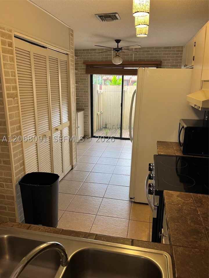 463 Se 14th St #463 - Photo 6 of 41