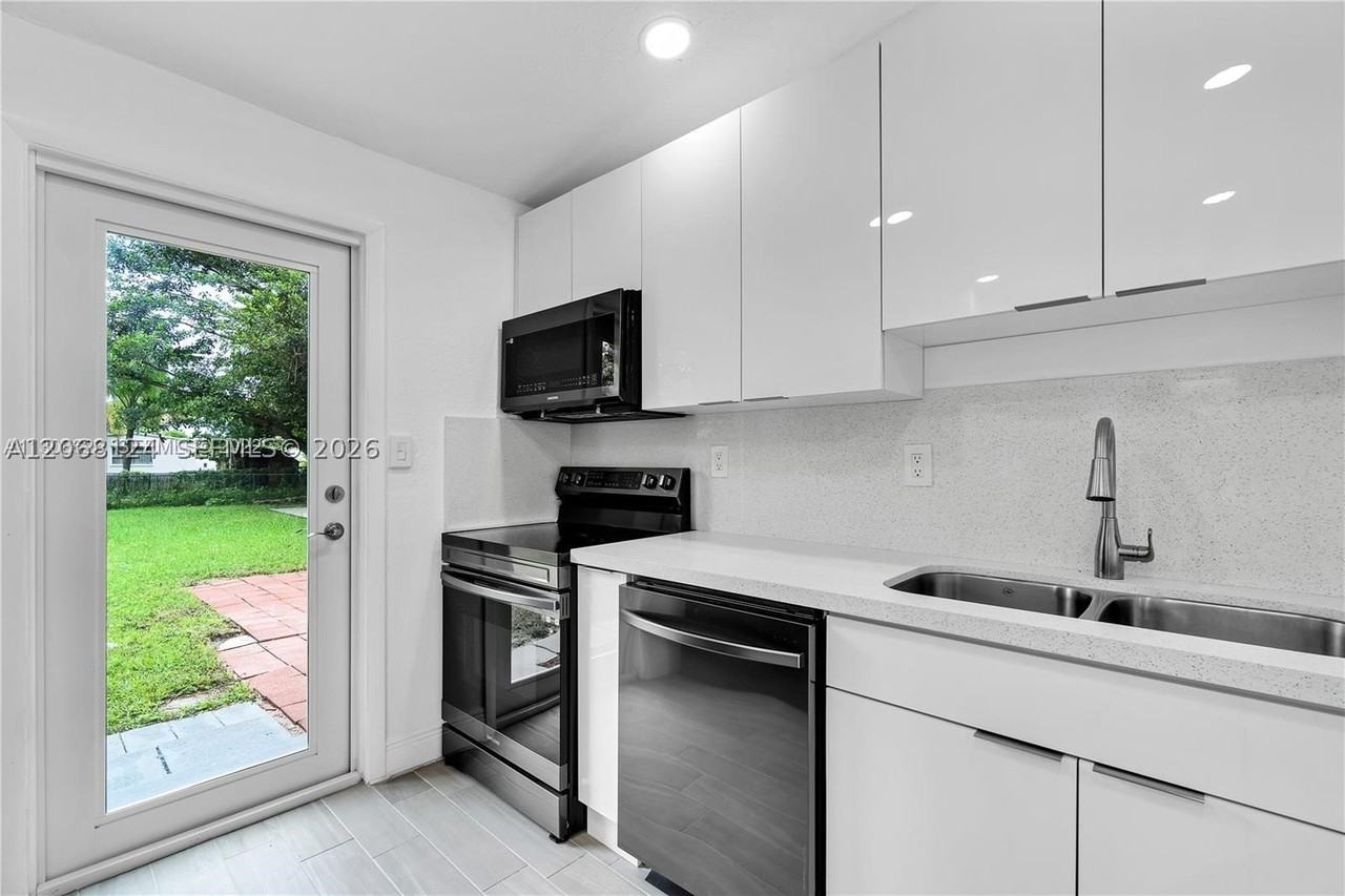 1175 Nw 133rd St - Photo 3 of 25