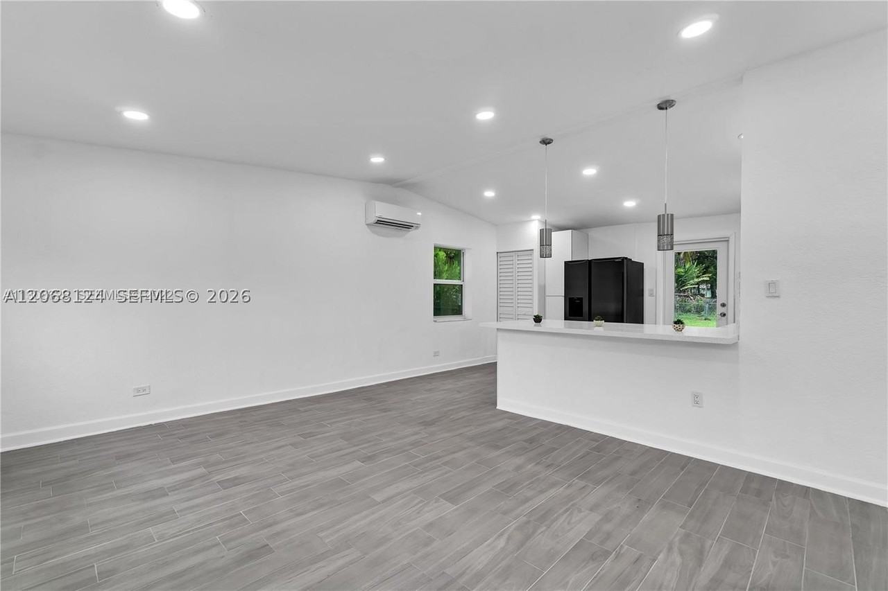 1175 Nw 133rd St - Photo 5 of 25