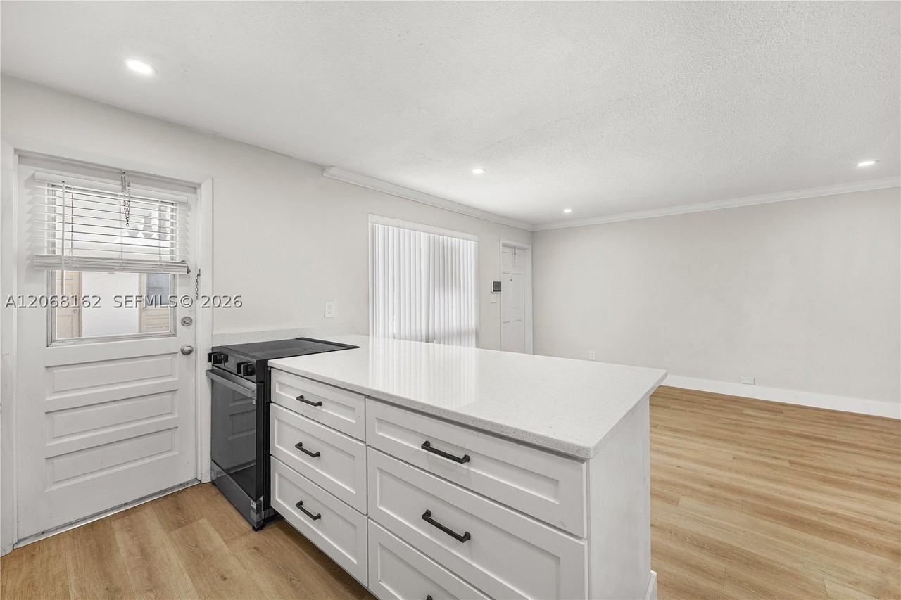5450 Hollywood Blvd #108 - Photo 5 of 15