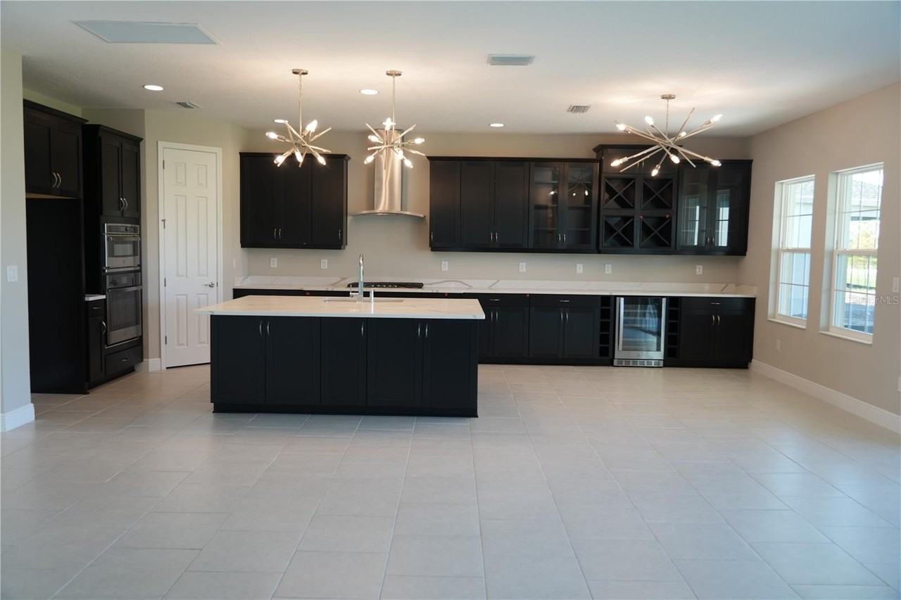 5450 Wayfarer Ave - Photo 3 of 46