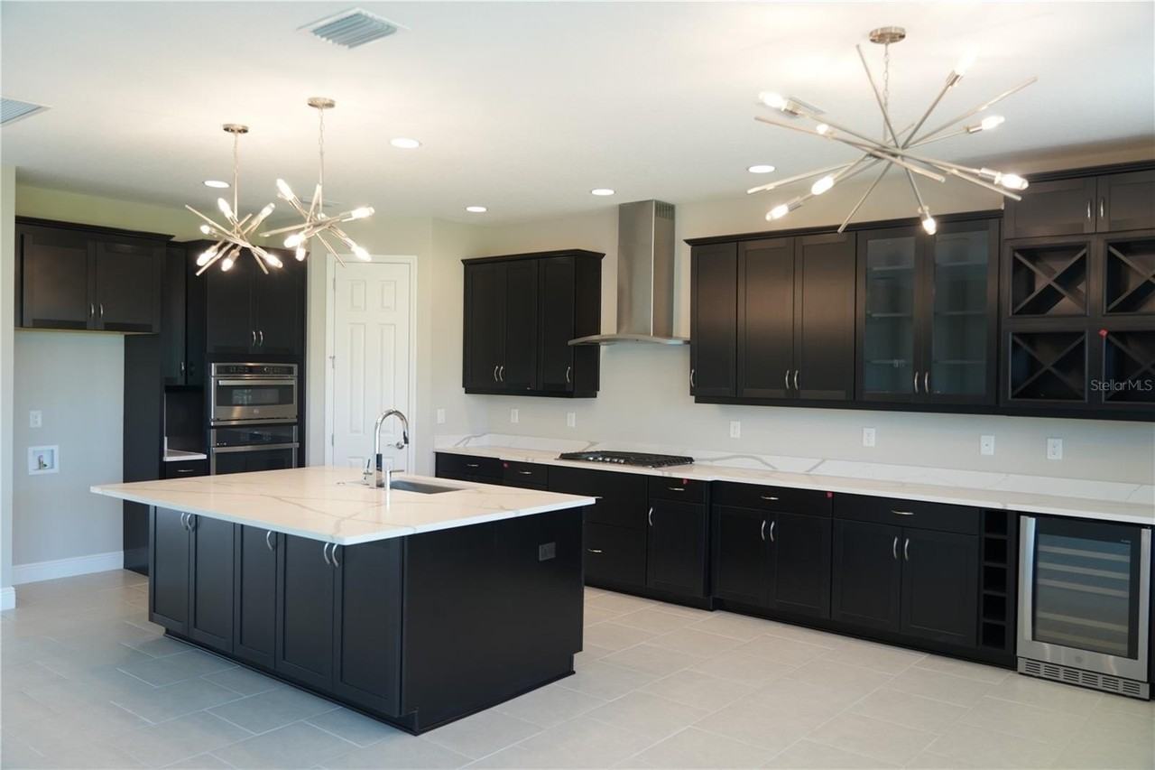 5450 Wayfarer Ave - Photo 4 of 46