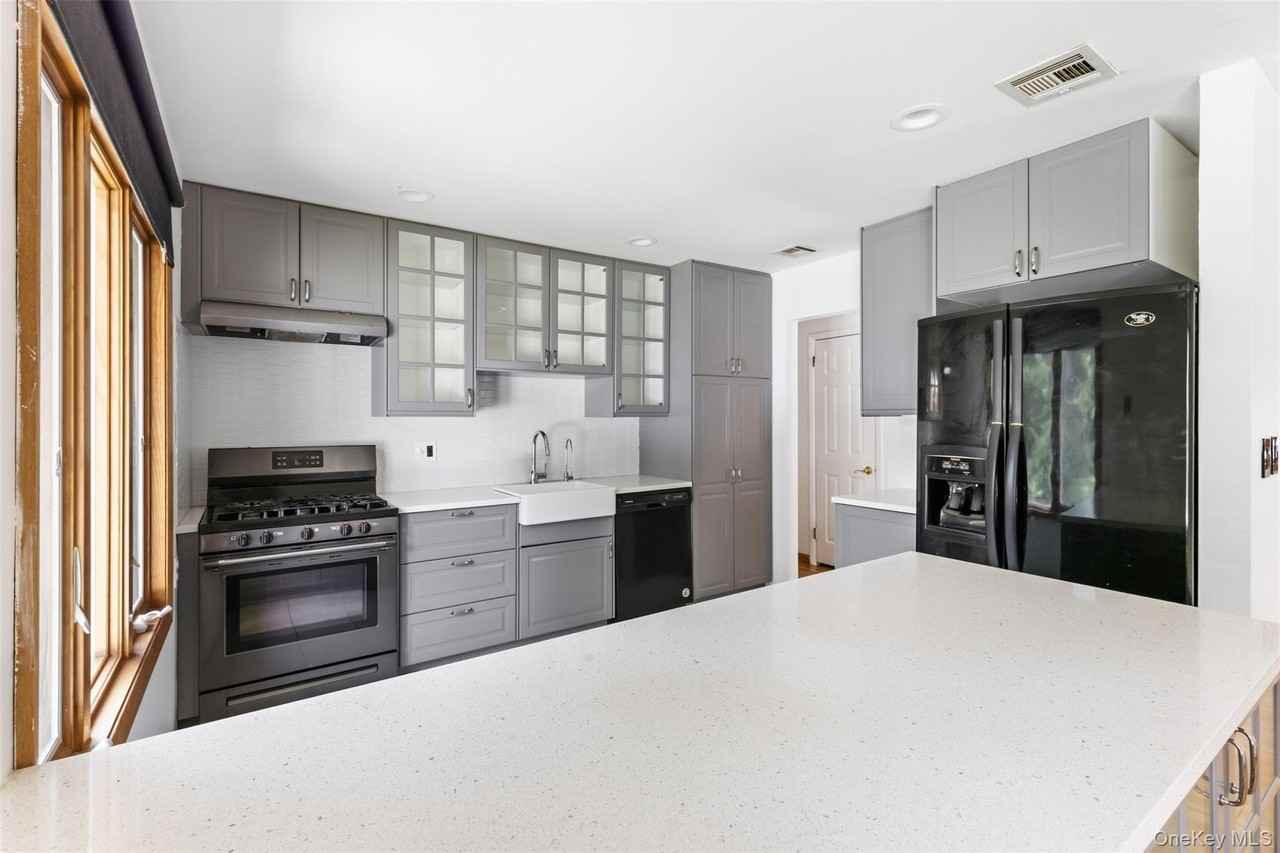118 Old Tappan Rd - Photo 7 of 25