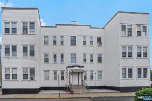 featured image of 252 River Dr #3