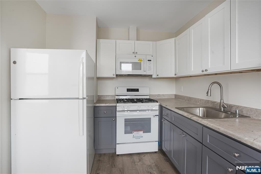 252 River Dr #3 - Photo 6 of 16