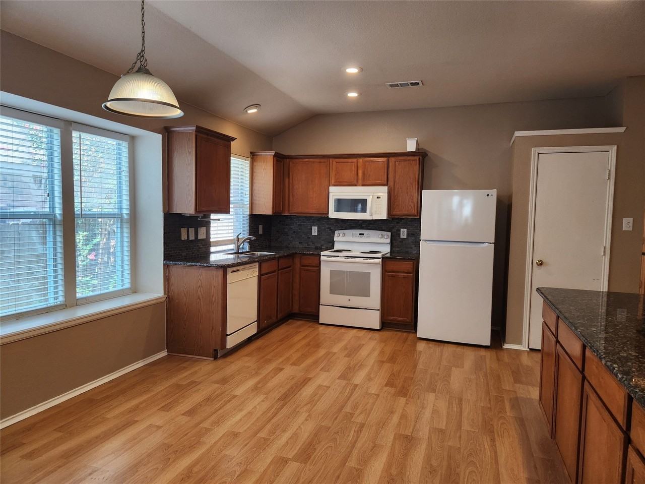 3913 Chimney Rock Dr - Photo 3 of 23