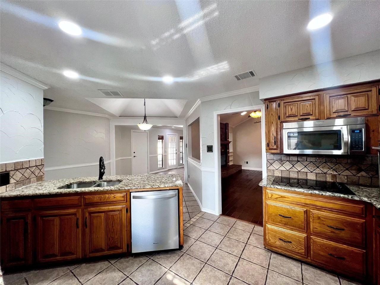 929 Pleasant Valley Cir - Photo 3 of 17
