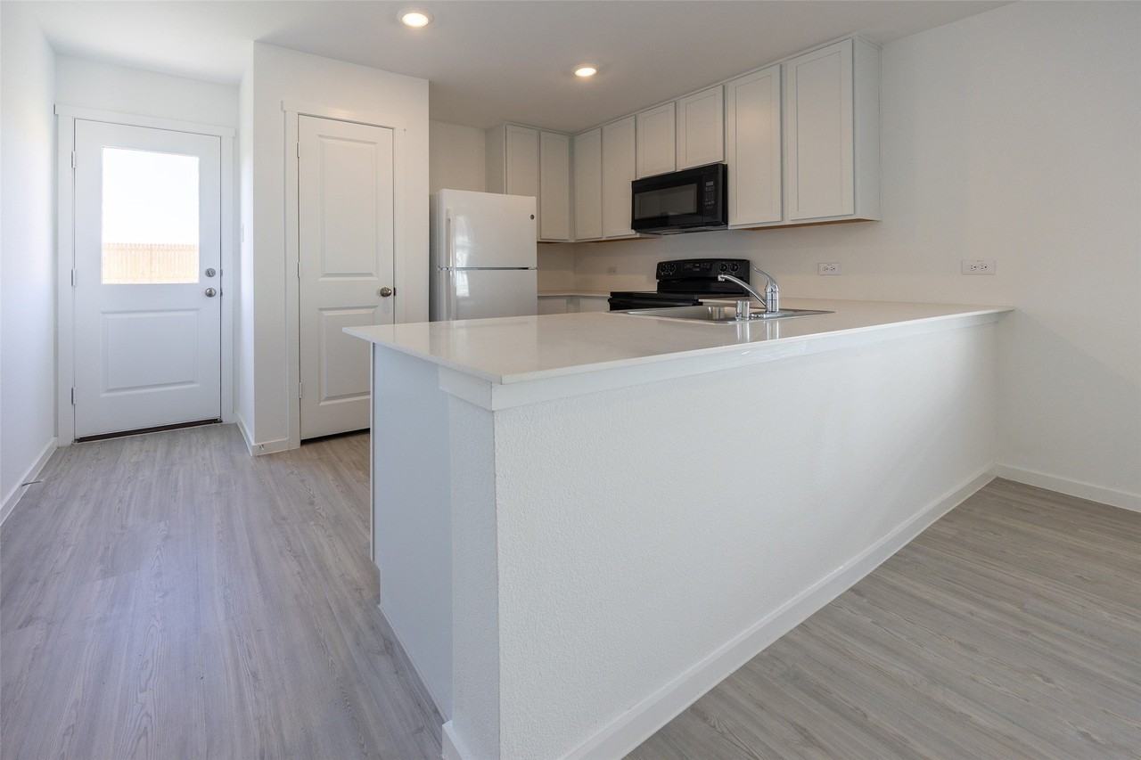 313 Thresher Ln - Photo 3 of 16