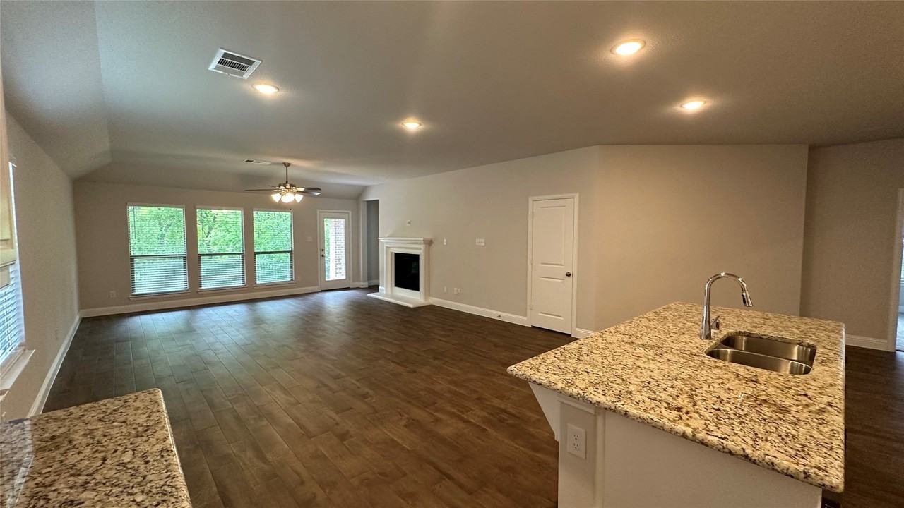 1608 Elizabeth St - Photo 2 of 20