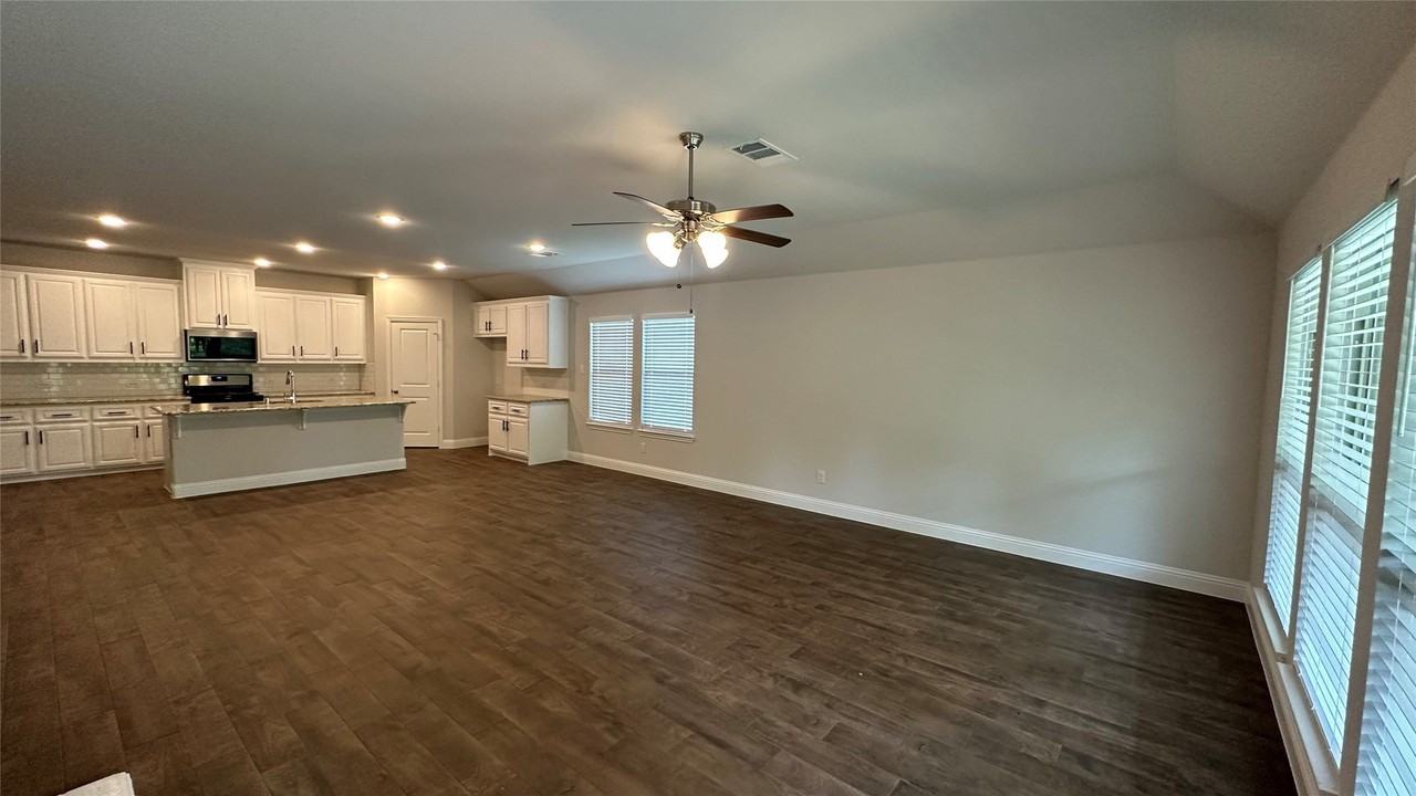 1608 Elizabeth St - Photo 3 of 20