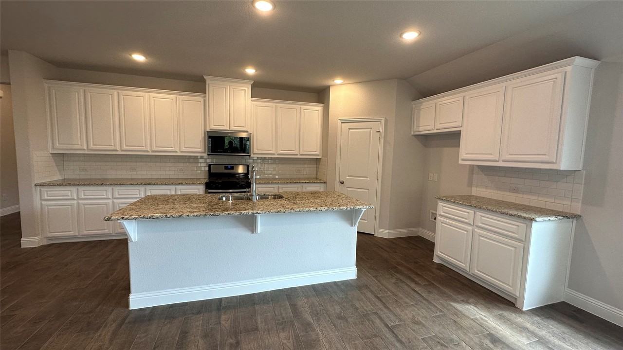 1608 Elizabeth St - Photo 5 of 20