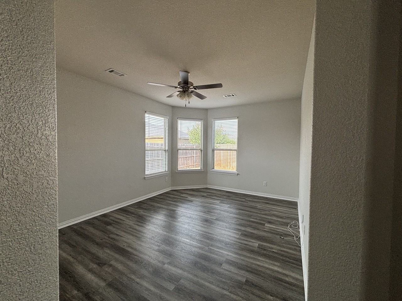 352 Emerald Creek Dr - Photo 4 of 13