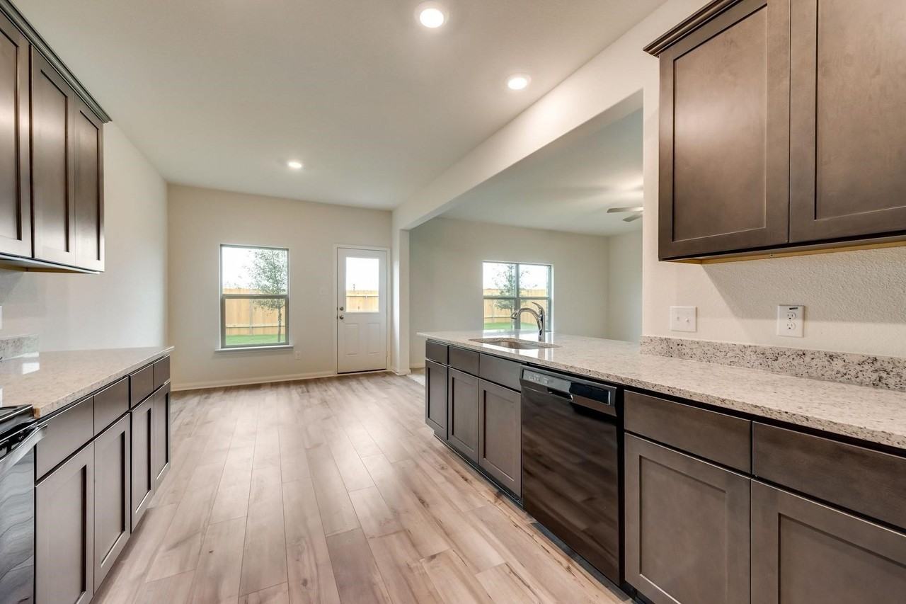 644 Aqueduct Dr - Photo 4 of 16