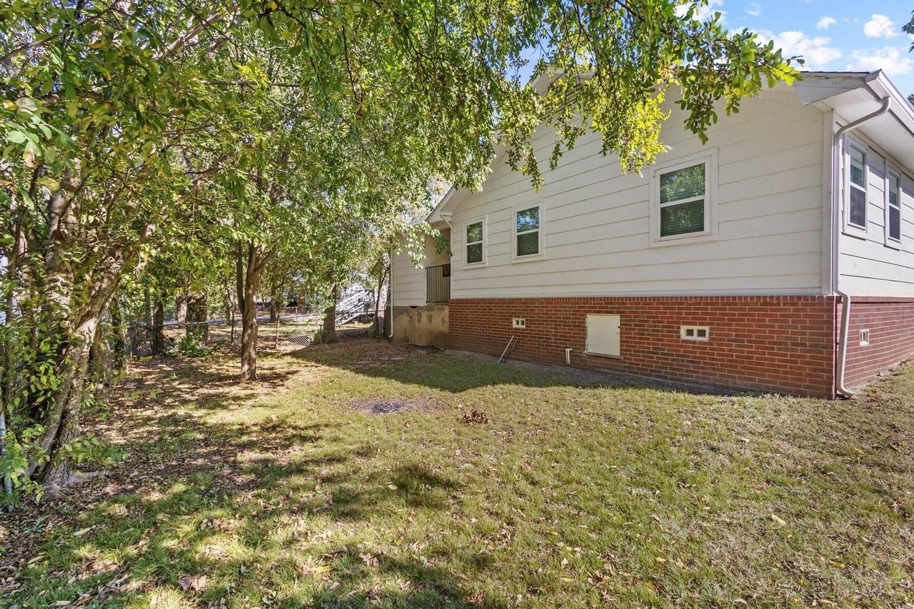 904 S Gribble St - Photo 3 of 29